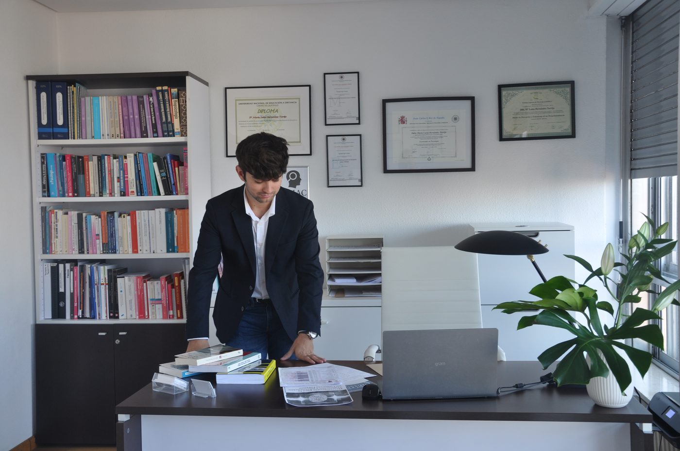 Mario Gironés Sierra en su despacho, rodeado de diplomas y formación acreditada